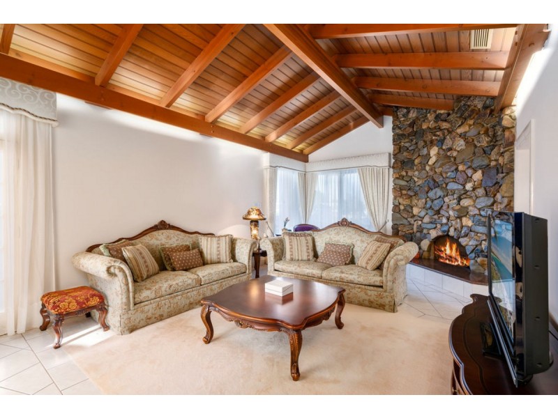 4 Rowes Court, Sorrento QLD 4217