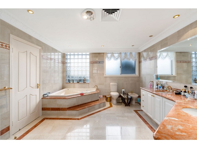 4 Rowes Court, Sorrento QLD 4217