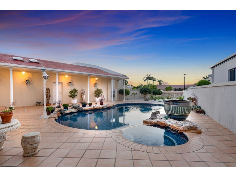 4 Rowes Court, Sorrento QLD 4217