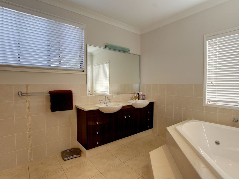 5 Chevron Rise, Highland Park QLD 4211
