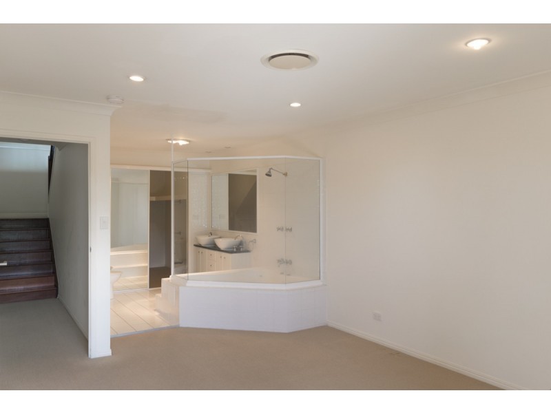 13/2 Ridgeline Way, Highland Park QLD 4211