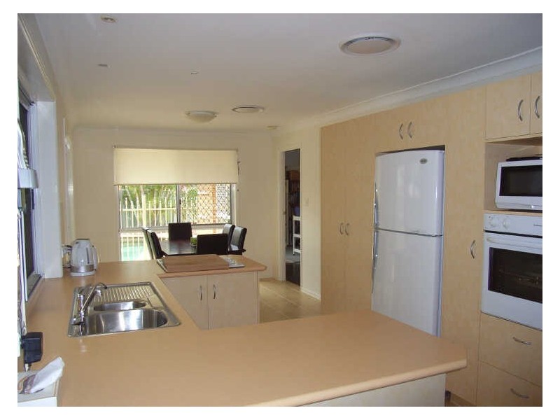 4 Perth Square, Highland Park QLD 4211