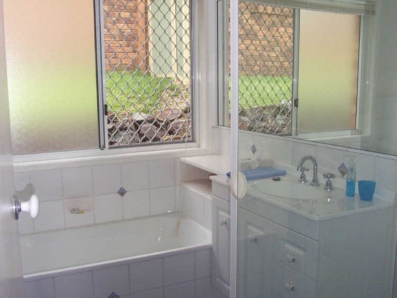 4 Perth Square, Highland Park QLD 4211