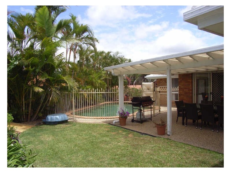 4 Perth Square, Highland Park QLD 4211