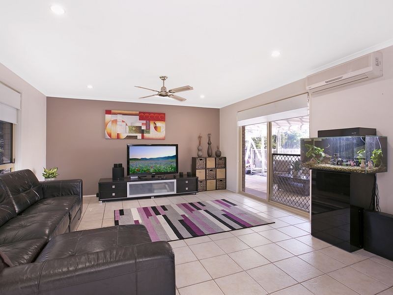 11 Issell Place, Highland Park QLD 4211