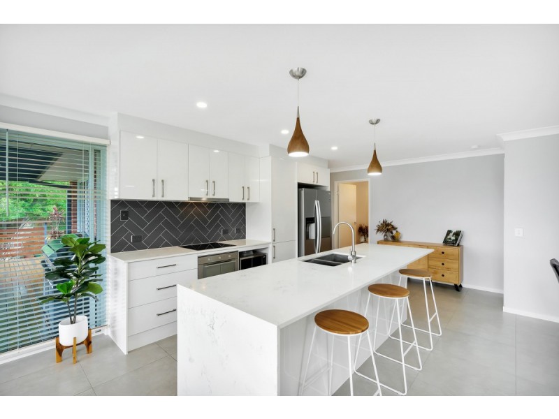 15 Renfrew Drive, Highland Park QLD 4211