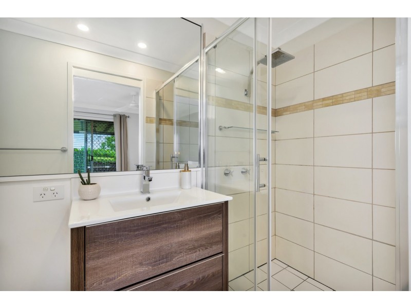 15 Renfrew Drive, Highland Park QLD 4211