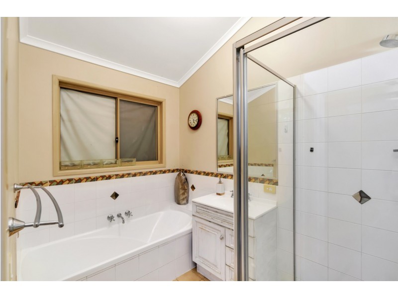 16 Stonehaven Place, Highland Park QLD 4211