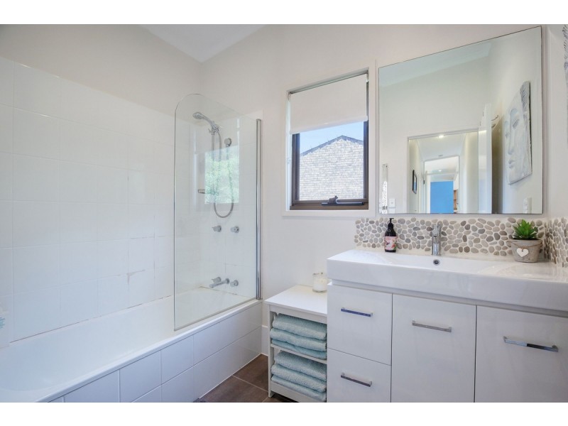 6 Convery Crescent, Highland Park QLD 4211