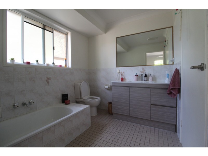 4 Kahlua Court, Highland Park QLD 4211