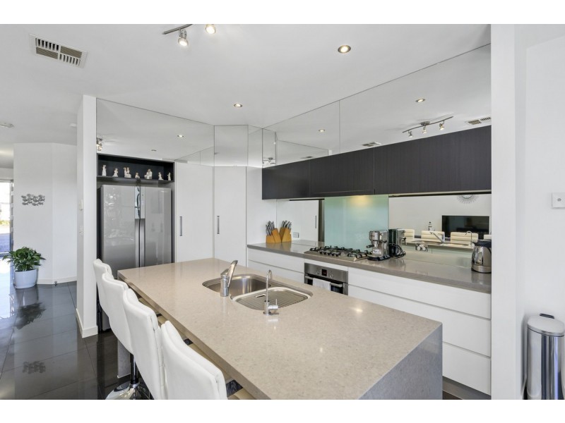 2/5021 Emerald Island Drive, Carrara QLD 4211