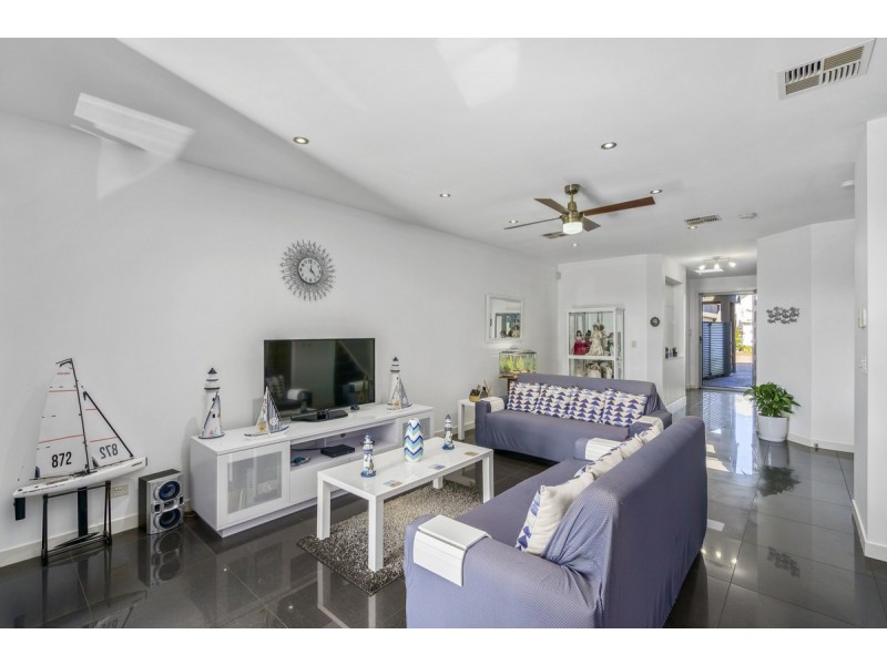 2/5021 Emerald Island Drive, Carrara QLD 4211