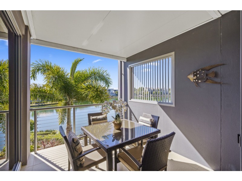 2/5021 Emerald Island Drive, Carrara QLD 4211