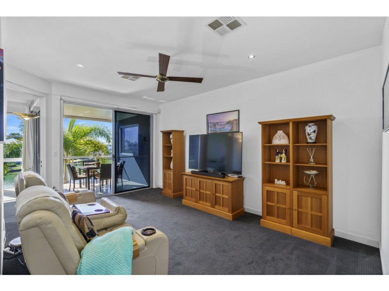 2/5021 Emerald Island Drive, Carrara QLD 4211