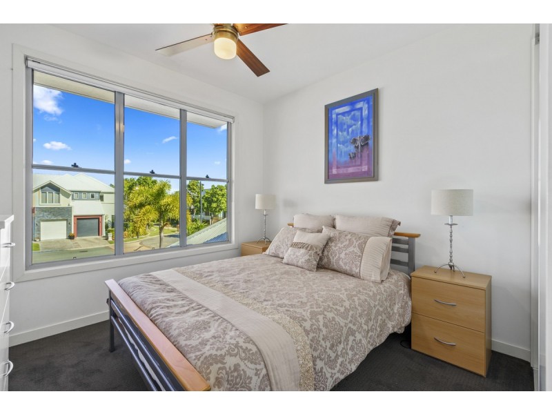 2/5021 Emerald Island Drive, Carrara QLD 4211