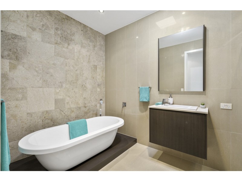 2/5021 Emerald Island Drive, Carrara QLD 4211