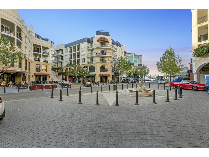 2/5021 Emerald Island Drive, Carrara QLD 4211