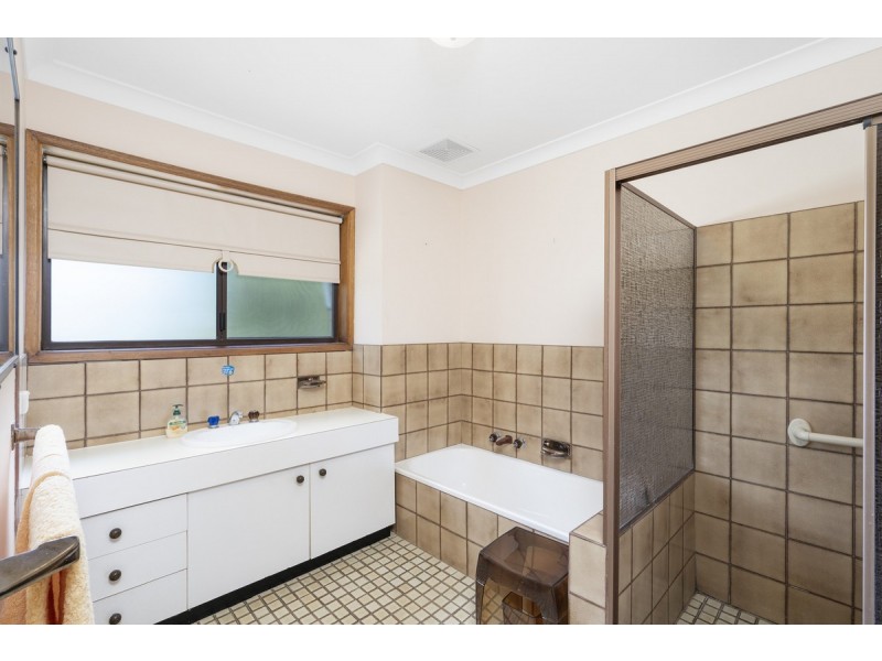 18 Sacha Place, Carrara QLD 4211