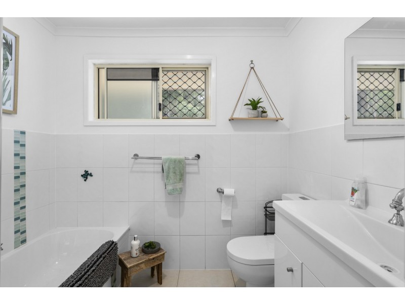 4 Bernadette Place, Highland Park QLD 4211