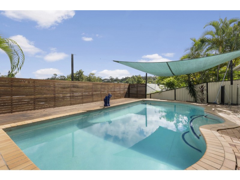 4 Bernadette Place, Highland Park QLD 4211