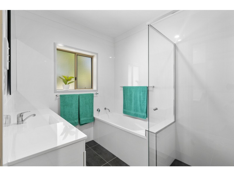 21 Hastings Crescent, Carrara QLD 4211