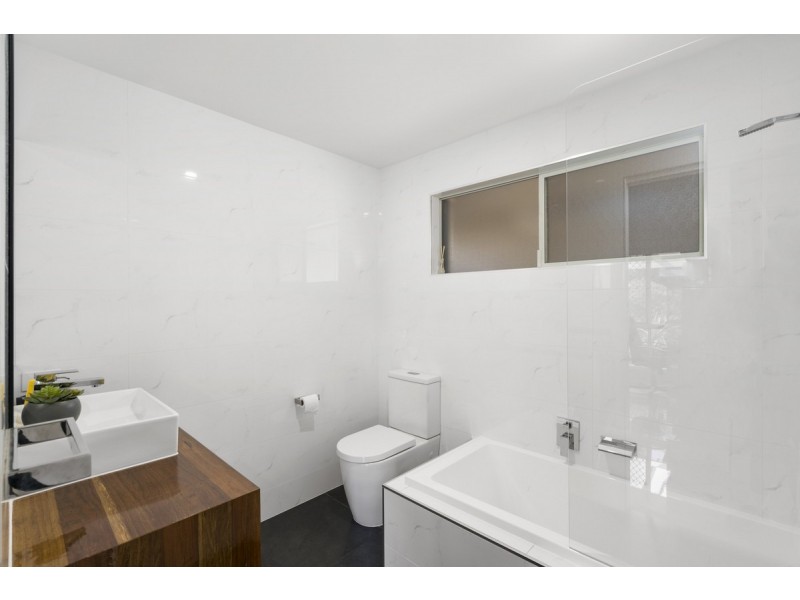 1 Bernadette Place, Highland Park QLD 4211
