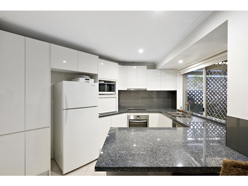 4 Kenneth Drive, Highland Park QLD 4211