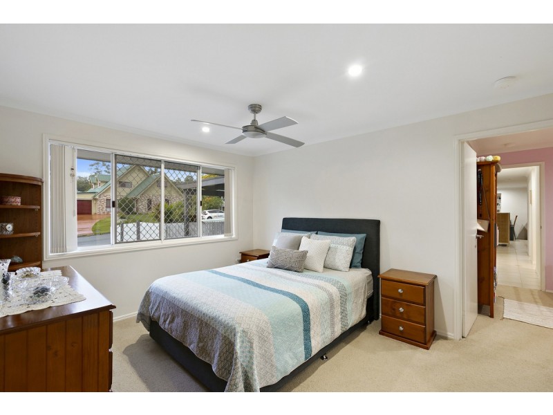 4 Kenneth Drive, Highland Park QLD 4211