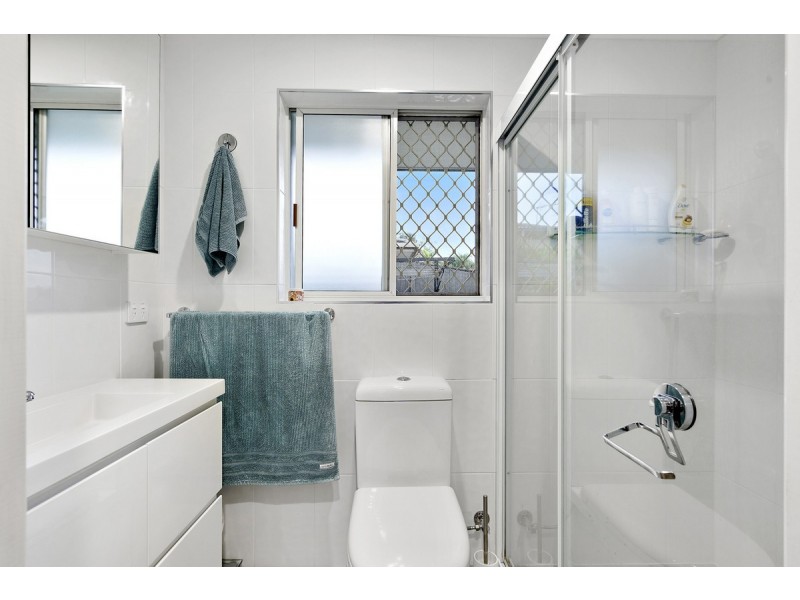 4 Kenneth Drive, Highland Park QLD 4211