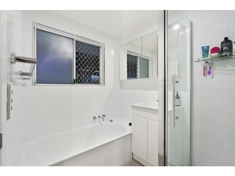 4 Kenneth Drive, Highland Park QLD 4211