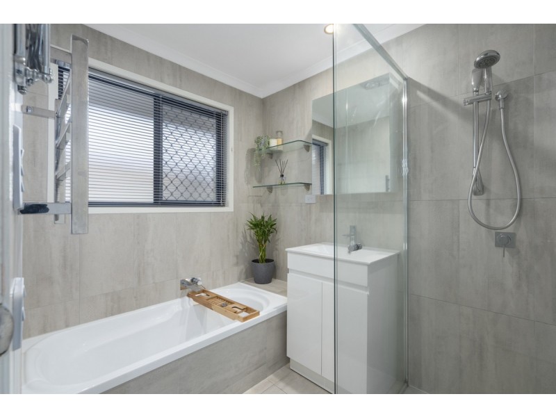 1 Beau Court, Highland Park QLD 4211