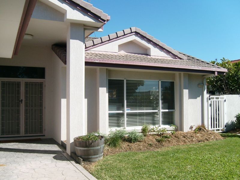 21 Edinburgh Road, Benowa QLD 4217