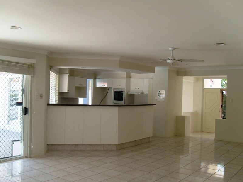 21 Edinburgh Road, Benowa QLD 4217