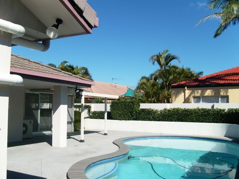 21 Edinburgh Road, Benowa QLD 4217