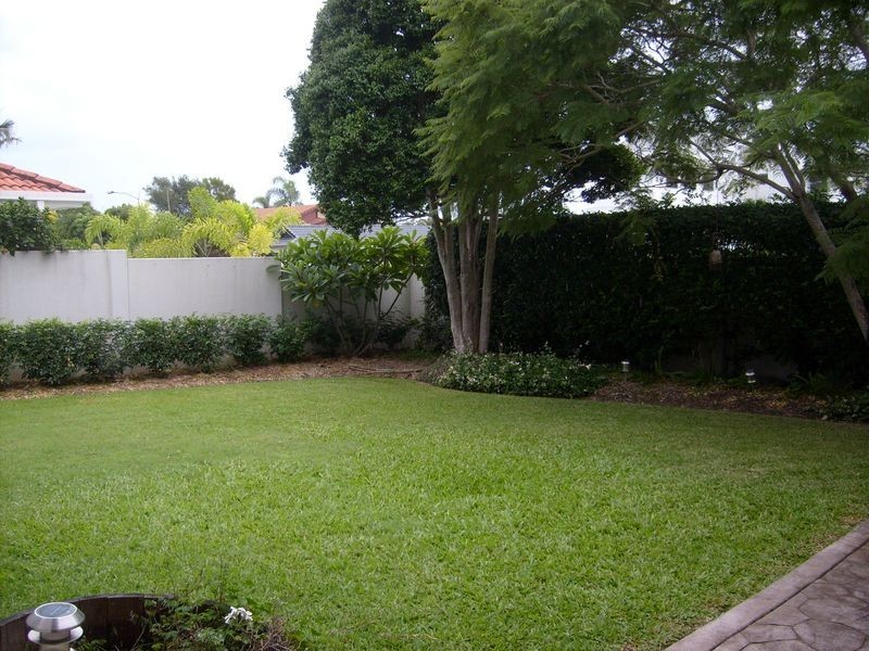 21 Edinburgh Road, Benowa QLD 4217