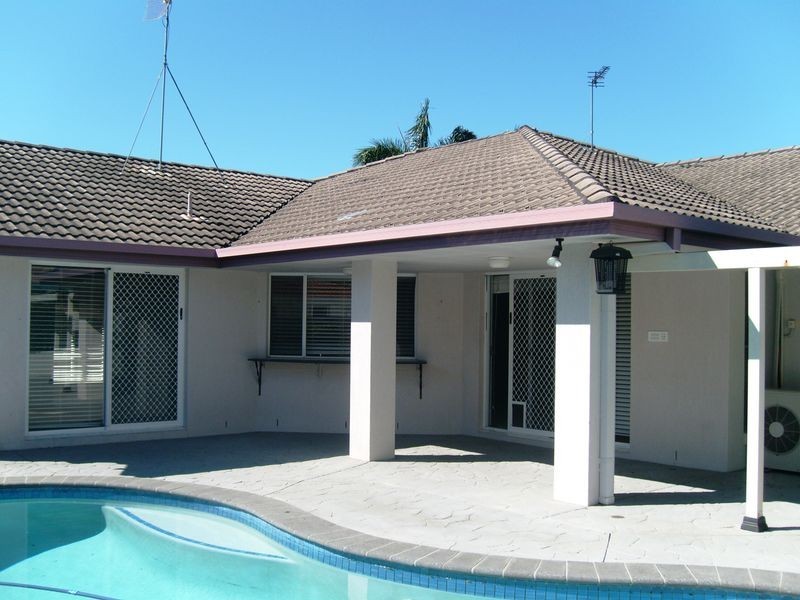 21 Edinburgh Road, Benowa QLD 4217