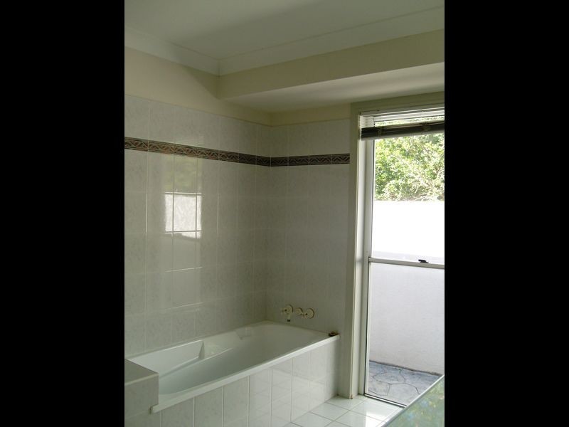 21 Edinburgh Road, Benowa QLD 4217