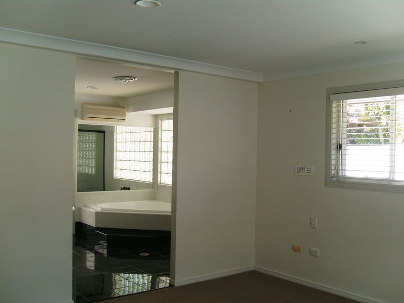 21 Edinburgh Road, Benowa QLD 4217