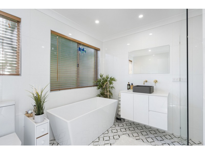 5 Dunhill Court, Carrara QLD 4211