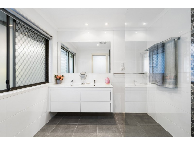 13 Aberdeen Court, Highland Park QLD 4211