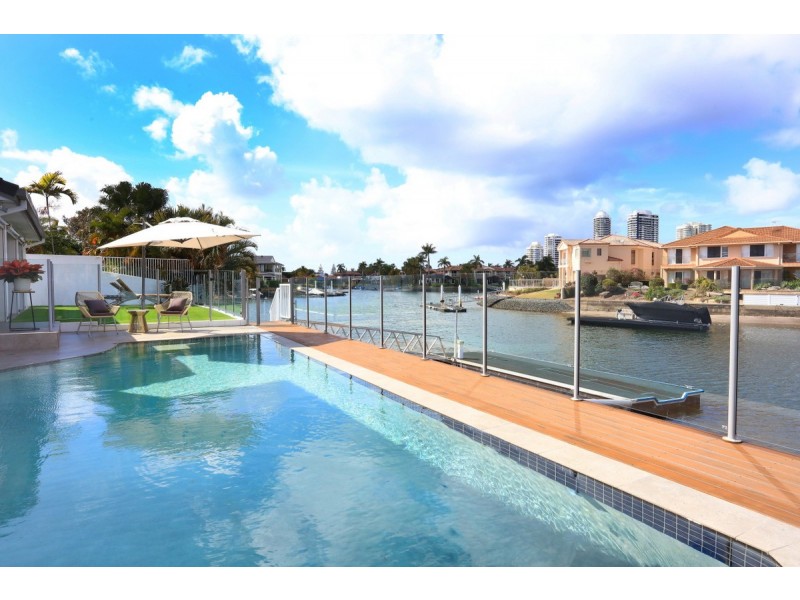 11 Folkstone Place, Runaway Bay QLD 4216