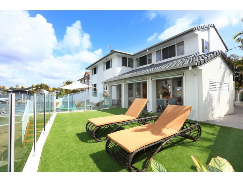 11 Folkstone Place, Runaway Bay QLD 4216