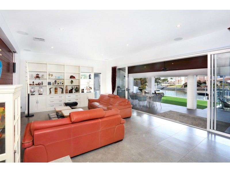 11 Folkstone Place, Runaway Bay QLD 4216