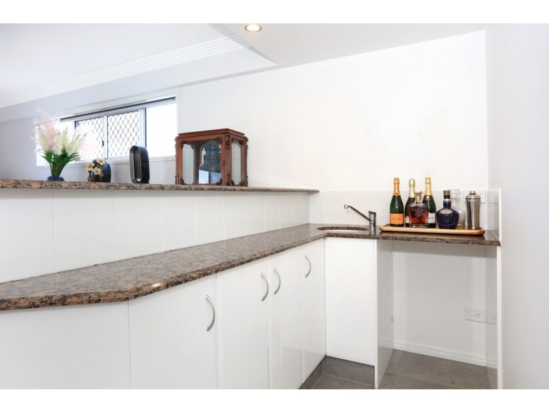 11 Folkstone Place, Runaway Bay QLD 4216