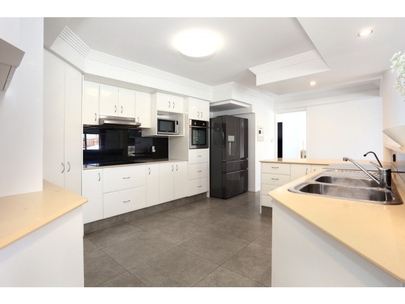 11 Folkstone Place, Runaway Bay QLD 4216