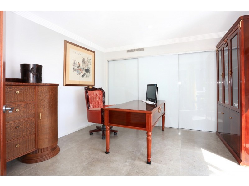 11 Folkstone Place, Runaway Bay QLD 4216