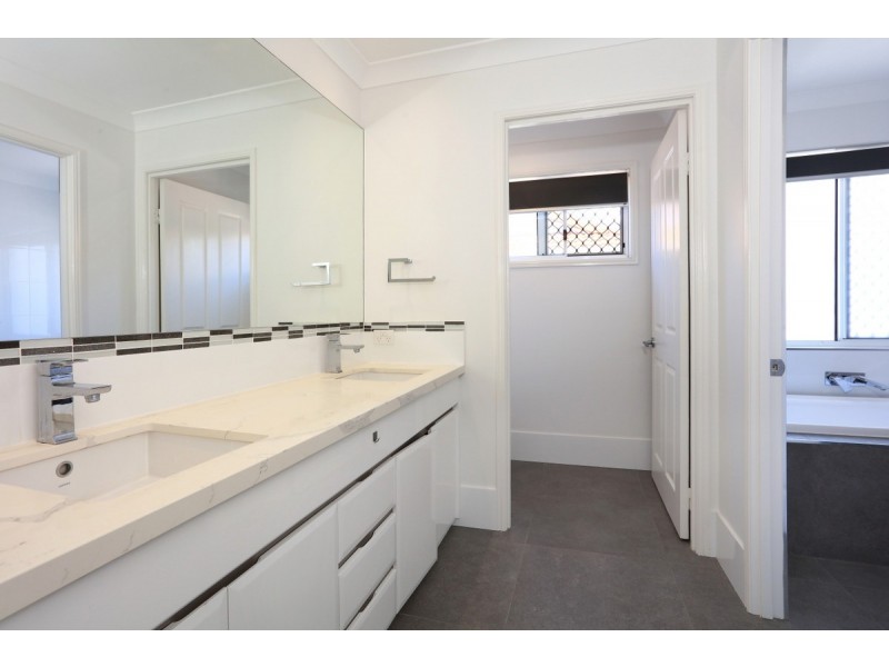 11 Folkstone Place, Runaway Bay QLD 4216