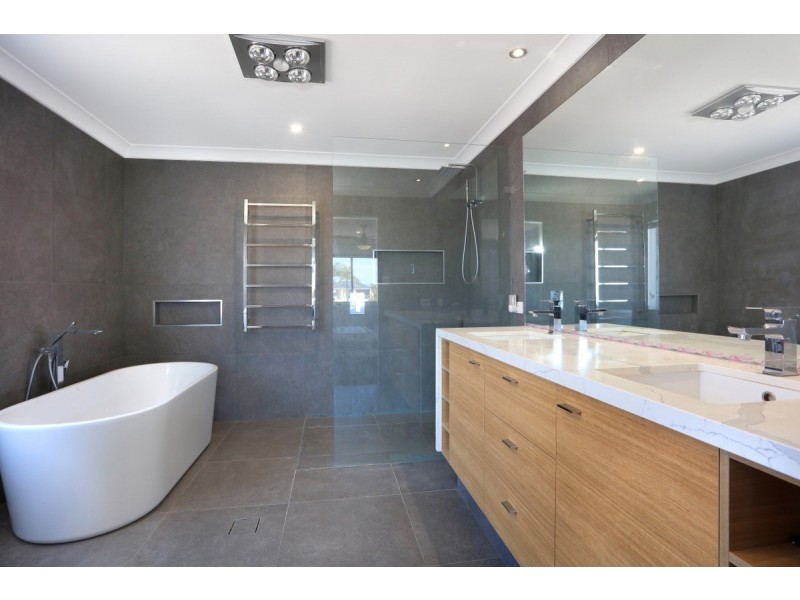 11 Folkstone Place, Runaway Bay QLD 4216