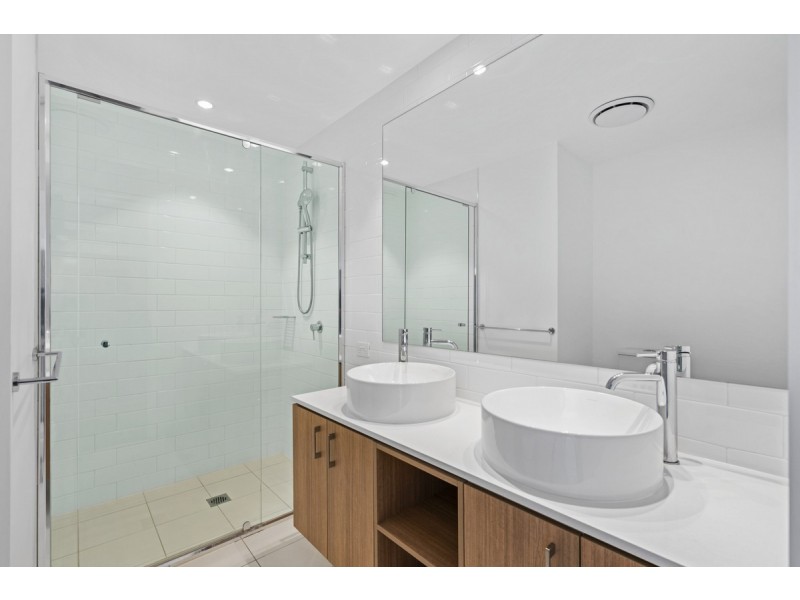 709/112 Palm Meadows Drive, Carrara QLD 4211