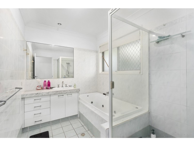 2 Kilmarnock Close, Highland Park QLD 4211